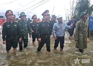 General Phan Van Giang visits flood-affected residents in Gia Lai province